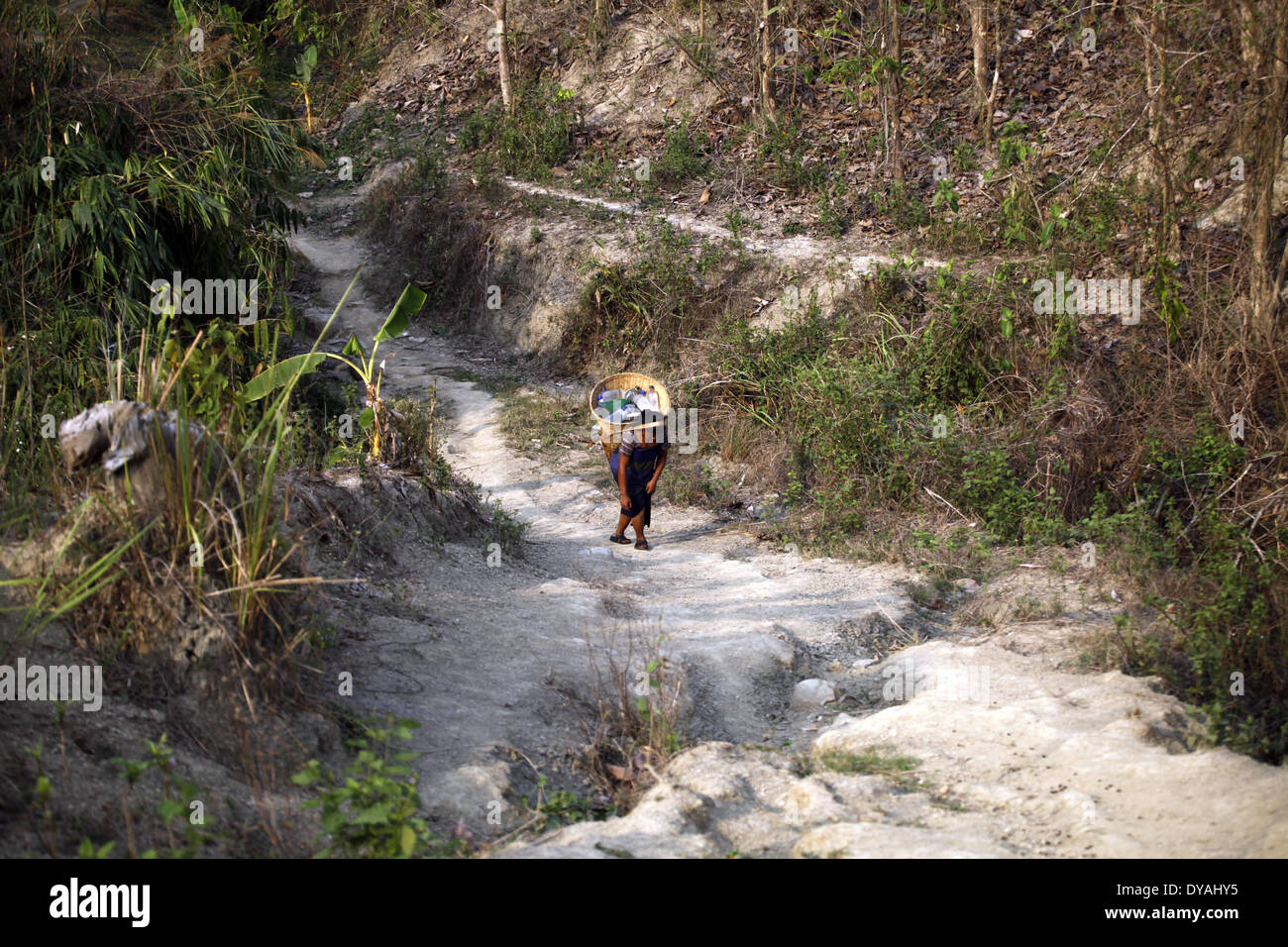 Dacca in Bangladesh. Decimo Apr, 2014. Donne e ragazze stanno andando a raccogliere acqua dalla lunga distanza. Durante la calda stagione estiva comunità indigena al quartiere Bandorban rivolta verso il problema dell'acqua. Ci sono circa 35 piccoli gruppi di comunità indigene in Bangladesh che copre circa il due per cento del totale della popolazione sono state vivendo in diverse tasche delle zone collinari e di pianura alcune terre del paese. Credito: Zakir Hossain Chowdhury/NurPhoto/ZUMAPRESS.com/Alamy Live News Foto Stock