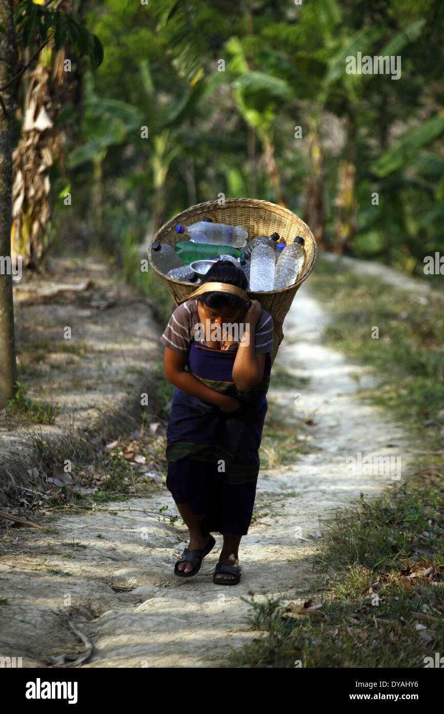 Dacca in Bangladesh. Decimo Apr, 2014. Donne e ragazze stanno andando a raccogliere acqua dalla lunga distanza. Durante la calda stagione estiva comunità indigena al quartiere Bandorban rivolta verso il problema dell'acqua. Ci sono circa 35 piccoli gruppi di comunità indigene in Bangladesh che copre circa il due per cento del totale della popolazione sono state vivendo in diverse tasche delle zone collinari e di pianura alcune terre del paese. Credito: Zakir Hossain Chowdhury/NurPhoto/ZUMAPRESS.com/Alamy Live News Foto Stock