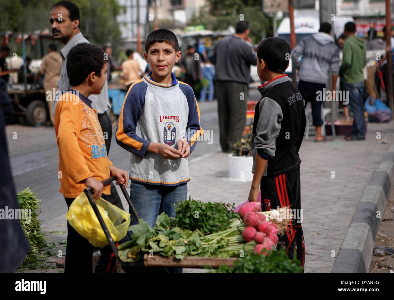 La città di Gaza, Striscia di Gaza, Territori palestinesi. Xi Apr, 2014. Palestinesi shop al mercato nella città di Gaza, on April 11, 2014 © Ezz Al-Zanoon APA/images/ZUMAPRESS.com/Alamy Live News Foto Stock