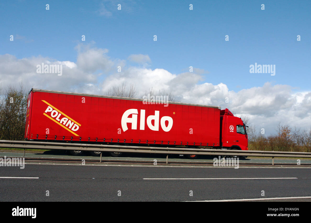 Un Aldo carrello che viaggia lungo la A46 a doppia carreggiata in Leicestershire, Inghilterra Foto Stock