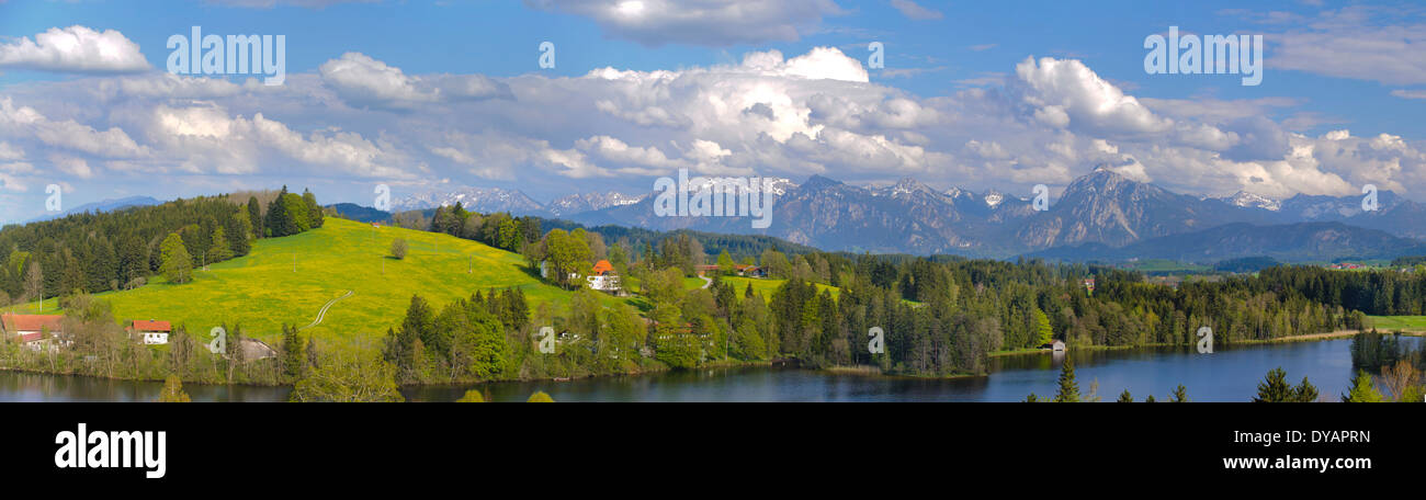 Vista panoramica al bellissimo paesaggio rurale e sulle alpi montagne vicine città di Füssen in Baviera, Germania Foto Stock