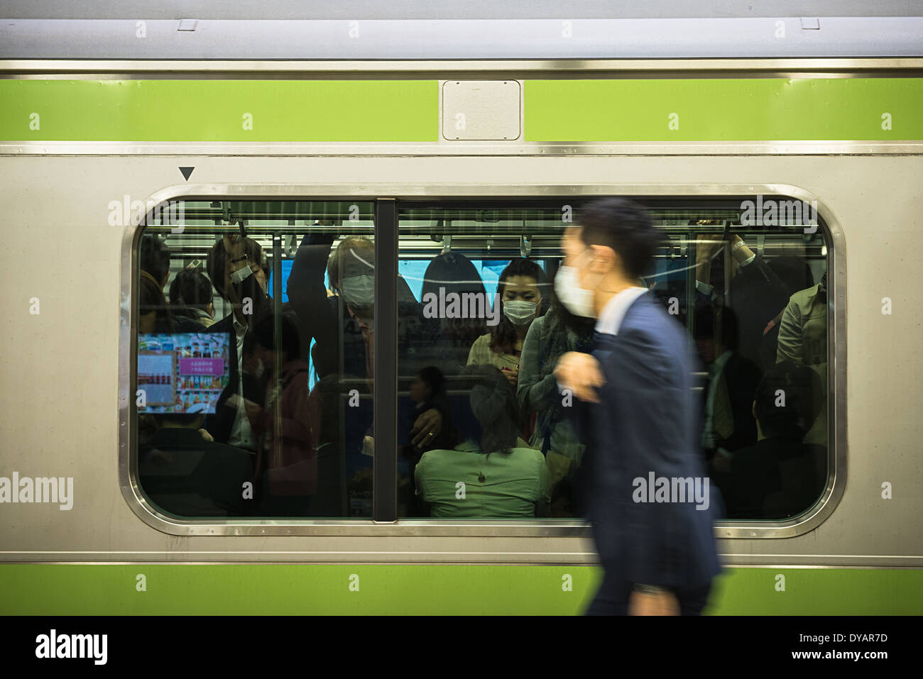 Treno affollato a Tokyo la stazione della metropolitana. Foto Stock