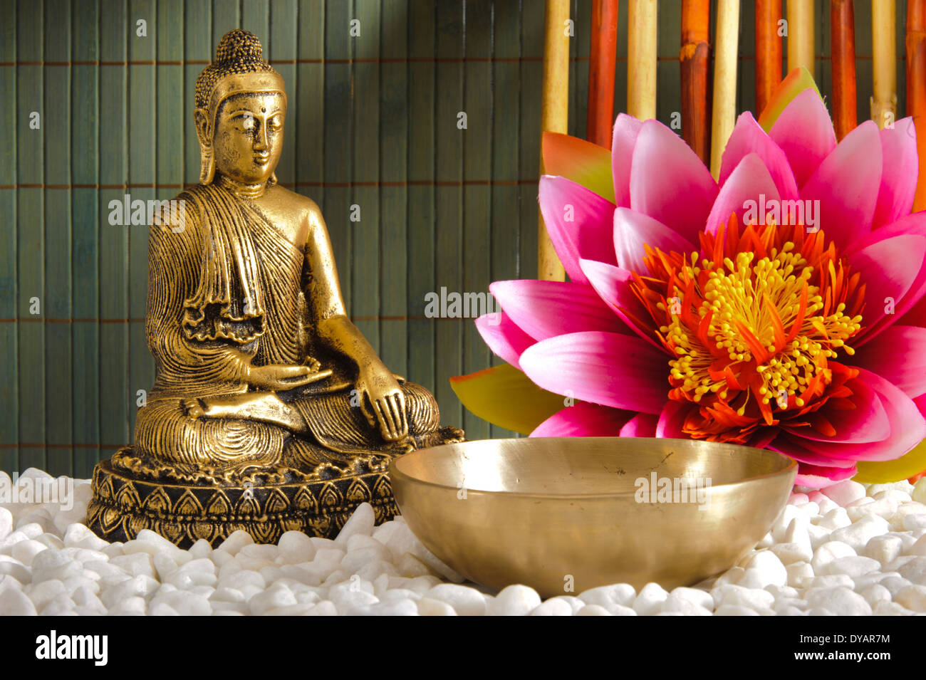 Il Buddha seduto in meditazione Foto Stock