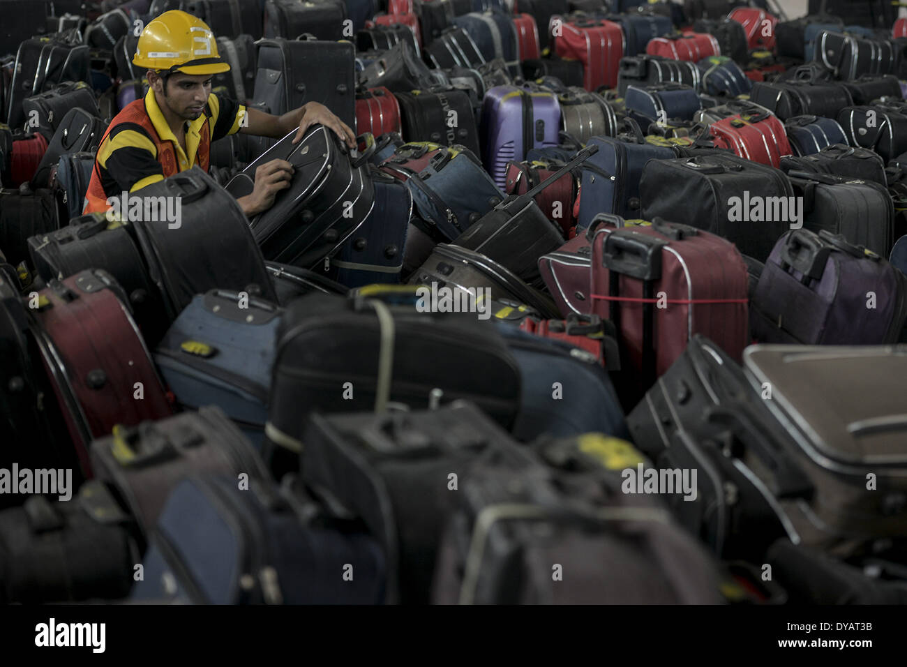 Sepang, Malesia. Xii Apr, 2014. Un lavoratore organizza il bagaglio durante la prontezza operativa e Trasferimento Aeroporto (ORAT) al nuovo bilancio aeroporto KLIA2, a Sepang, in Malesia, il 12 Aprile 2014.Il KLIA2 inizierà ad operare il 2 maggio. © Fazry Ismail/NurPhoto/ZUMAPRESS.com/Alamy Live News Foto Stock