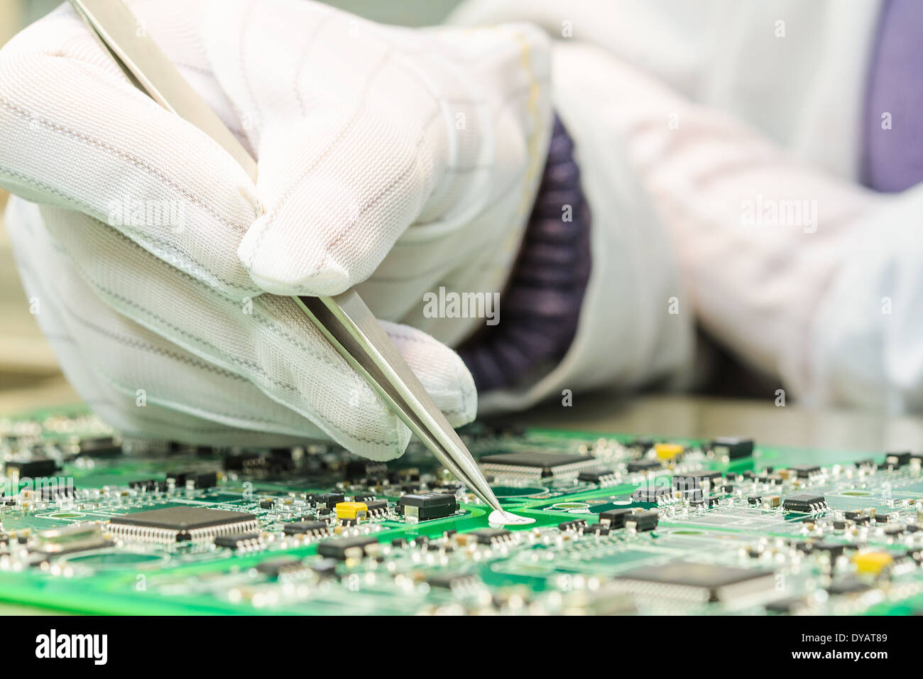 Ingegneria e componenti elettronici di controllo di qualità nei laboratori di controllo qualità sul computer per circuito stampato di produzione chiavi in mano Foto Stock