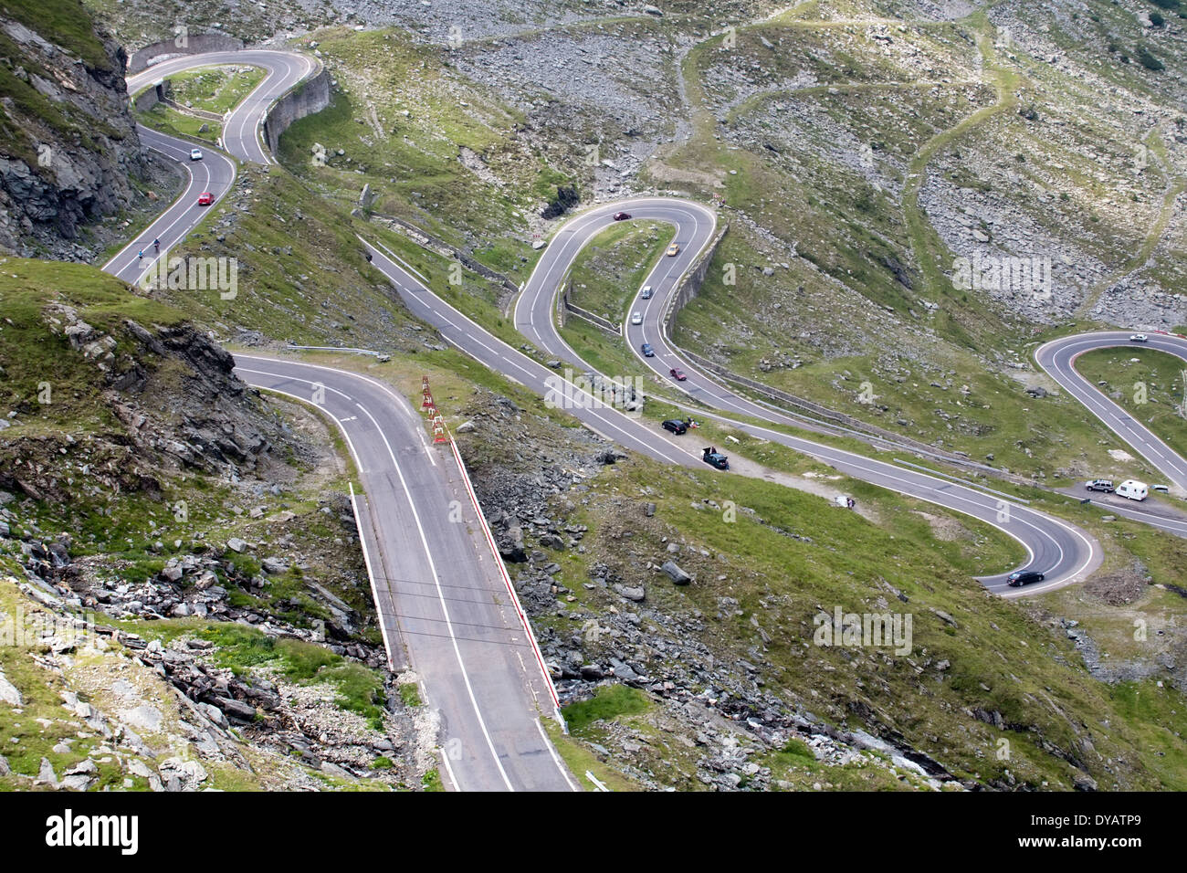 Scenic vista dall'alto della montagna strada a serpentina, Transfagarasan highway, Romania Foto Stock