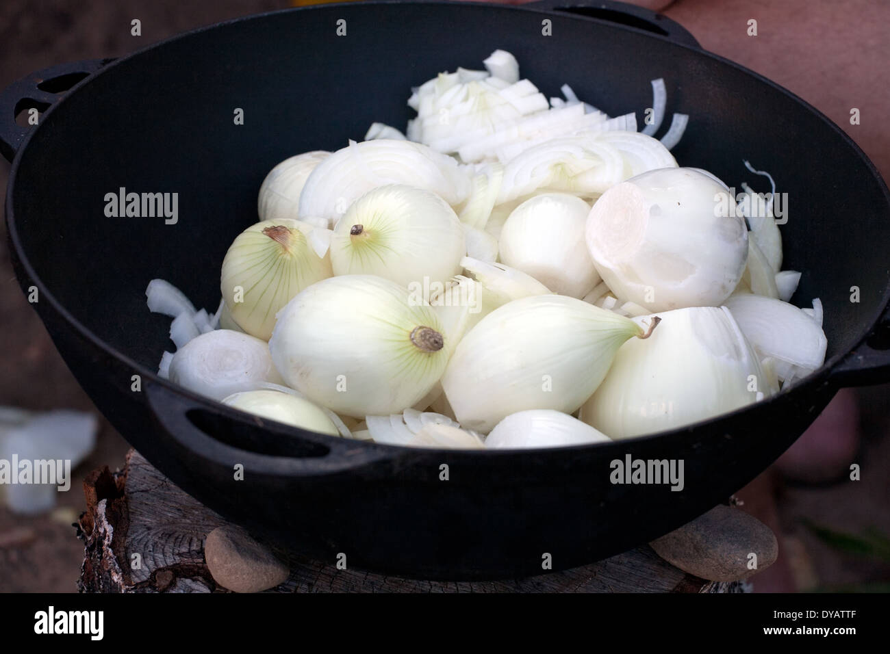 Grande calderone pieno di cipolle di cottura Zuppa closeup Foto Stock
