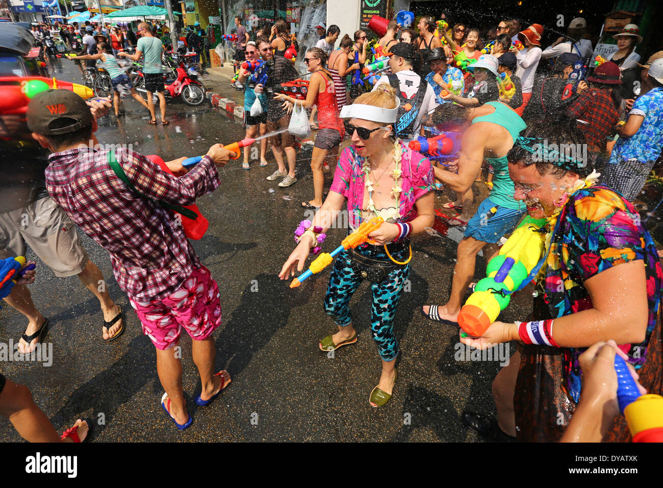 Chiang Mai, Thailandia. Il 12 aprile 2014. Songkran, il thai Anno Nuovo festival prende il via con una grande lotta di acqua in Chiang Mai, Thailandia. I turisti e la gente del posto si sono unite in una grande lotta di acqua che ha preso per tutta la città e che rischia di durare per quattro giorni. Nessuno rimane asciutto e motociclisti e persone in tuk Tuks sono i principali bersagli come essi passano dall'attesa divertente asilo armati con le ultime super soaker pistole ad acqua o semplicemente secchi di acqua. Credito: Paul Brown/Alamy Live News Foto Stock