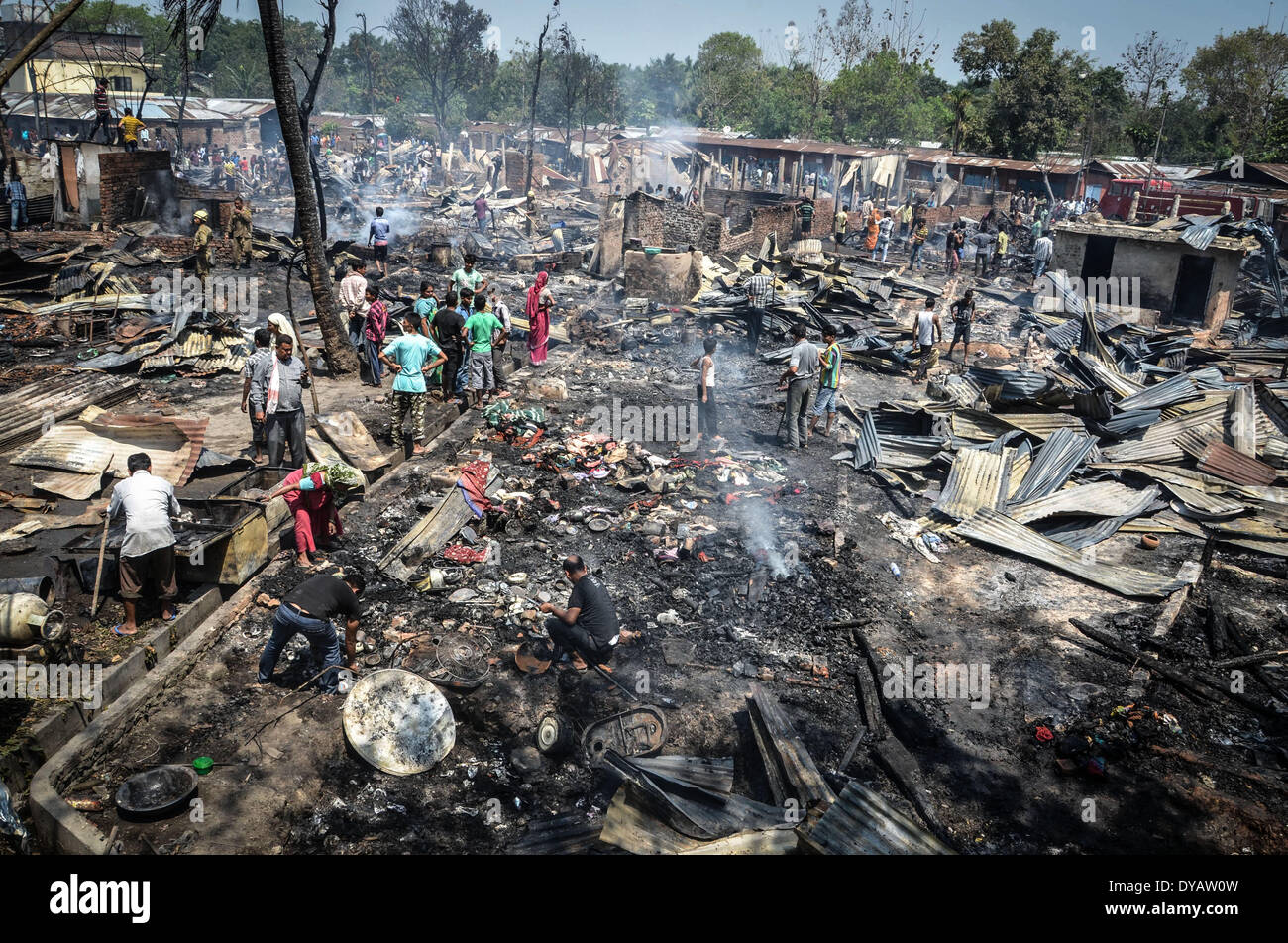 Dimapur, India. Xii Apr, 2014. Indian residenti recuperare la loro appartenenza dopo un incendio senza visceri giù molte case residenziali al segnale Bosti in Dimapur, India nord orientale di stato del Nagaland, sabato 12 aprile, 2014. Migliaia di persone sono state rese senzatetto nelle prime ore del mattino inferno in un luogo residenziale, funzionario detto. Credito: Caisii Mao/NurPhoto/ZUMAPRESS.com/Alamy Live News Foto Stock