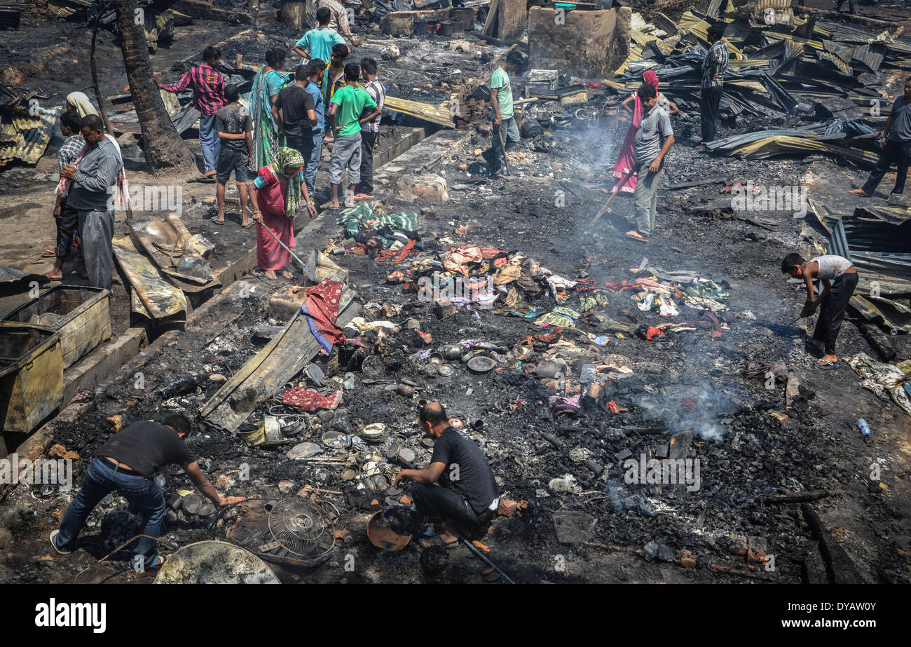 Dimapur, India. Xii Apr, 2014. Indian residenti recuperare la loro appartenenza dopo un incendio senza visceri giù molte case residenziali al segnale Bosti in Dimapur, India nord orientale di stato del Nagaland, sabato 12 aprile, 2014. Migliaia di persone sono state rese senzatetto nelle prime ore del mattino inferno in un luogo residenziale, funzionario detto. Credito: Caisii Mao/NurPhoto/ZUMAPRESS.com/Alamy Live News Foto Stock