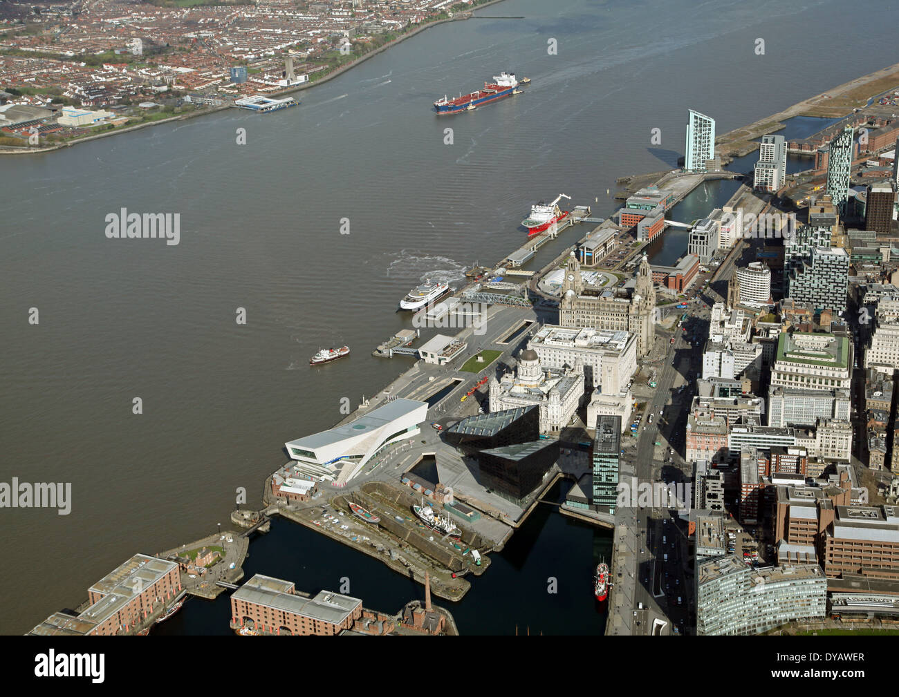 Vista aerea del Liverpool waterfront area di sviluppo con il Liver Building e sul fiume Mersey Foto Stock