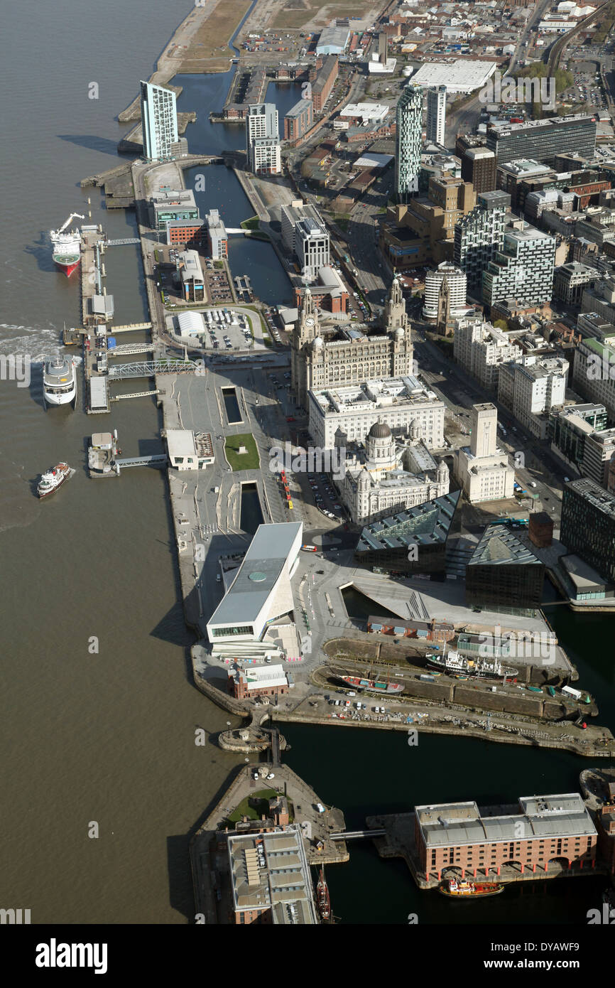 Vista aerea del centro città di Liverpool e procedure Dockside area comprendente il Liver Building Foto Stock