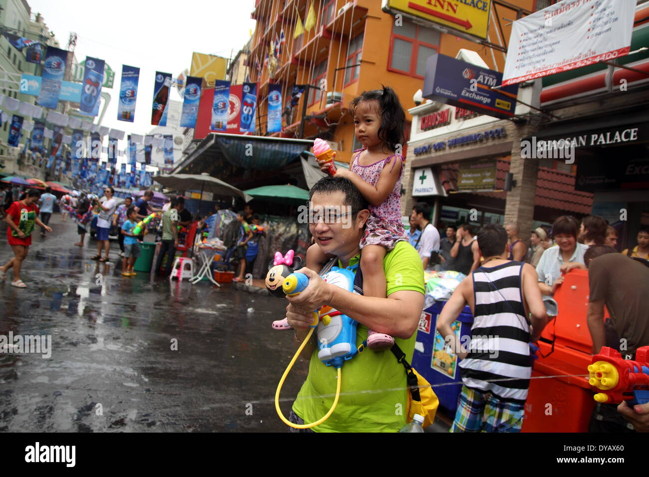 Bangkok, Tailandia. Il 12 Aprile 2014.I turisti stranieri prendere parte in acqua battaglie per celebrare il Songkran Festival per il nuovo anno per le popolazioni Thai a Khao San Road. Songkran Festival si svolge dal 13 al 15 Aprile e viene celebrata con gli spruzzi di acqua e polvere mettendo su ogni altri volti come un segno simbolico di purificazione e di lavare via i peccati dal vecchio anno. Credito: John Vincent/Alamy Live News Foto Stock