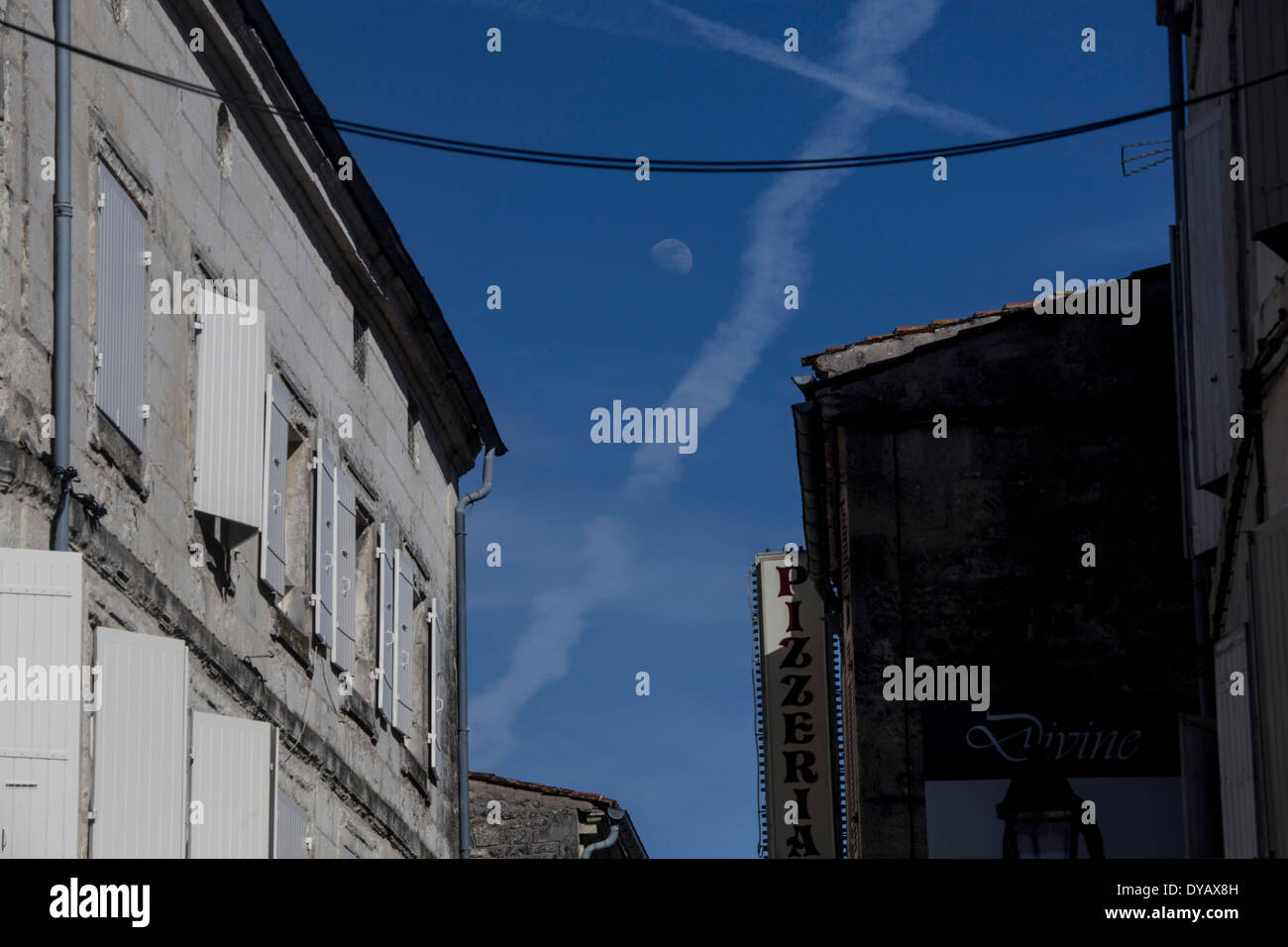 Luna visibili nel cielo blu aereo persiane sentieri Foto Stock