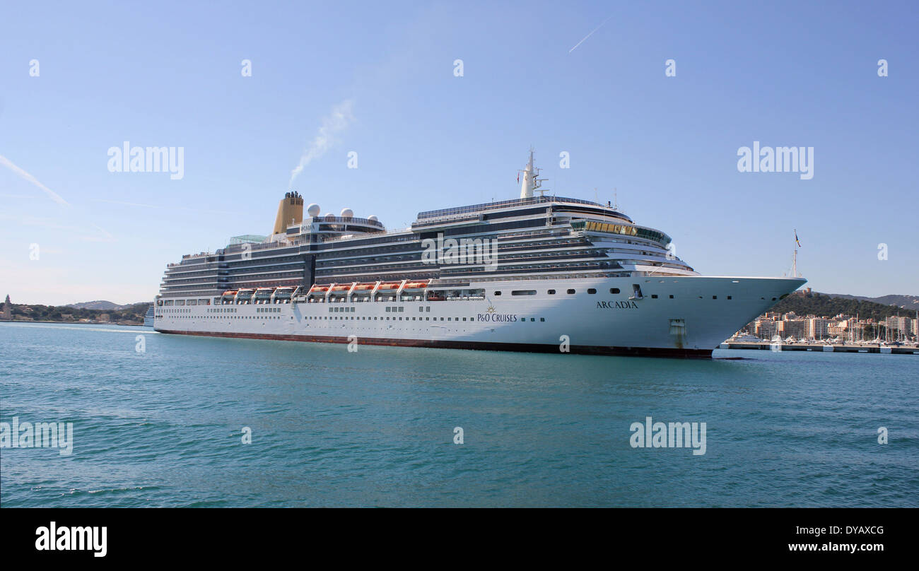 P&O / p e O Cruises nave da crociera "arcadia" 285.28 (MTS) - a metà pomeriggio con partenza dal porto di Palma de Mallorca / Maiorca Foto Stock
