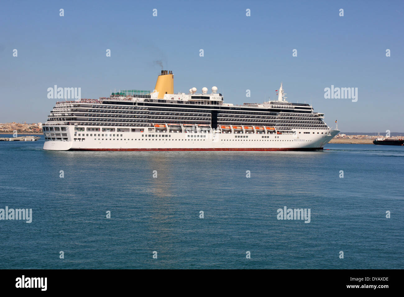 P&O / p e O Cruises nave da crociera "arcadia" 285.28 (MTS) - a metà pomeriggio eseguendo un piroettare prima di uscire Palma Foto Stock