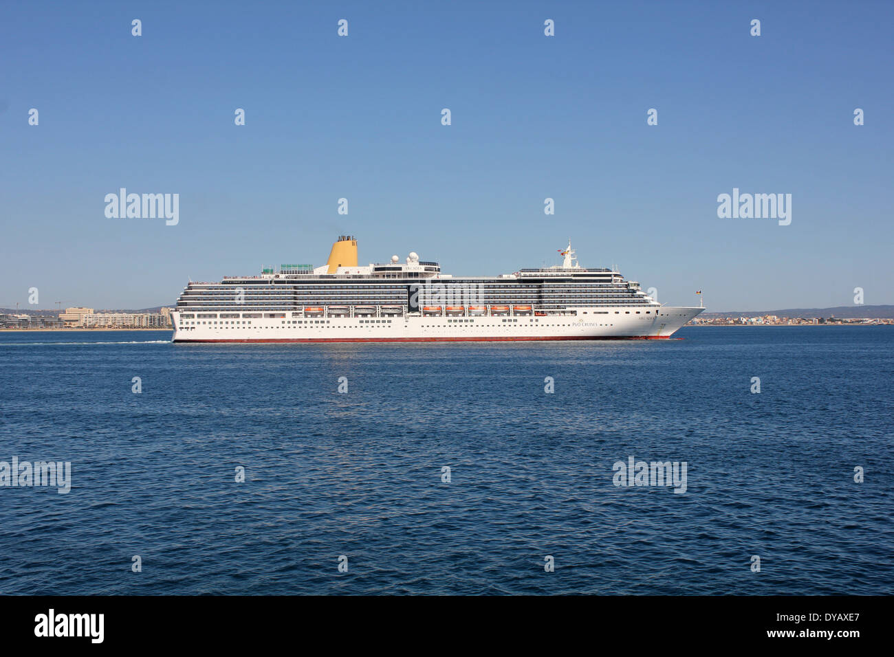 P&O / p e O Cruises nave da crociera "arcadia" 285.28 (MTS) - a metà pomeriggio con partenza dal porto di Palma de Mallorca / Maiorca Foto Stock