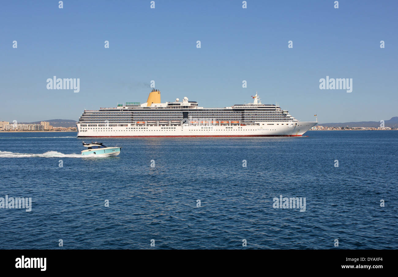 P&O / p e O Cruises nave da crociera "arcadia" 285.28 (MTS) - a metà pomeriggio con partenza dal porto di Palma de Mallorca / Maiorca Foto Stock