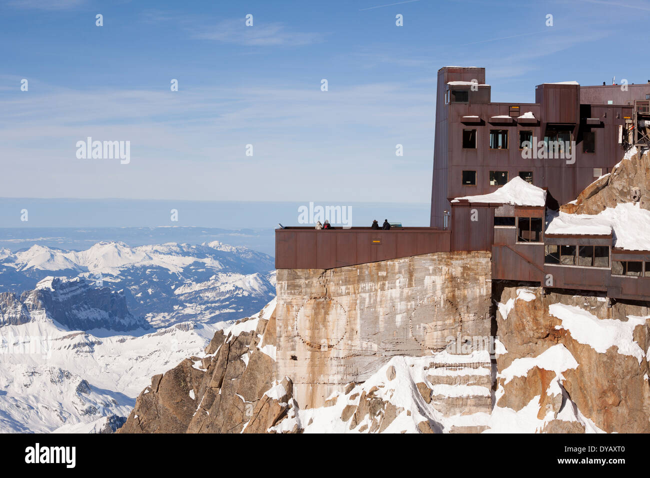 Turisti visitano il punto di vedetta edificio sulla Aiguille du Midi (3842m) mountain top sopra Chamonix Mont Blanc. Foto Stock