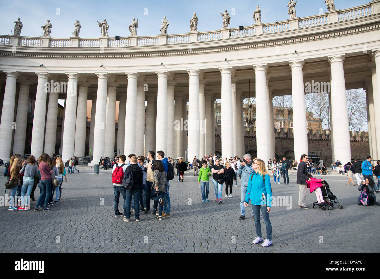 Città del Vaticano,lo Stato della Città del Vaticano-marzo 15,2014:più persone e i pellegrini in piazza San Pietro in Vaticano in un giorno di estate admi Foto Stock