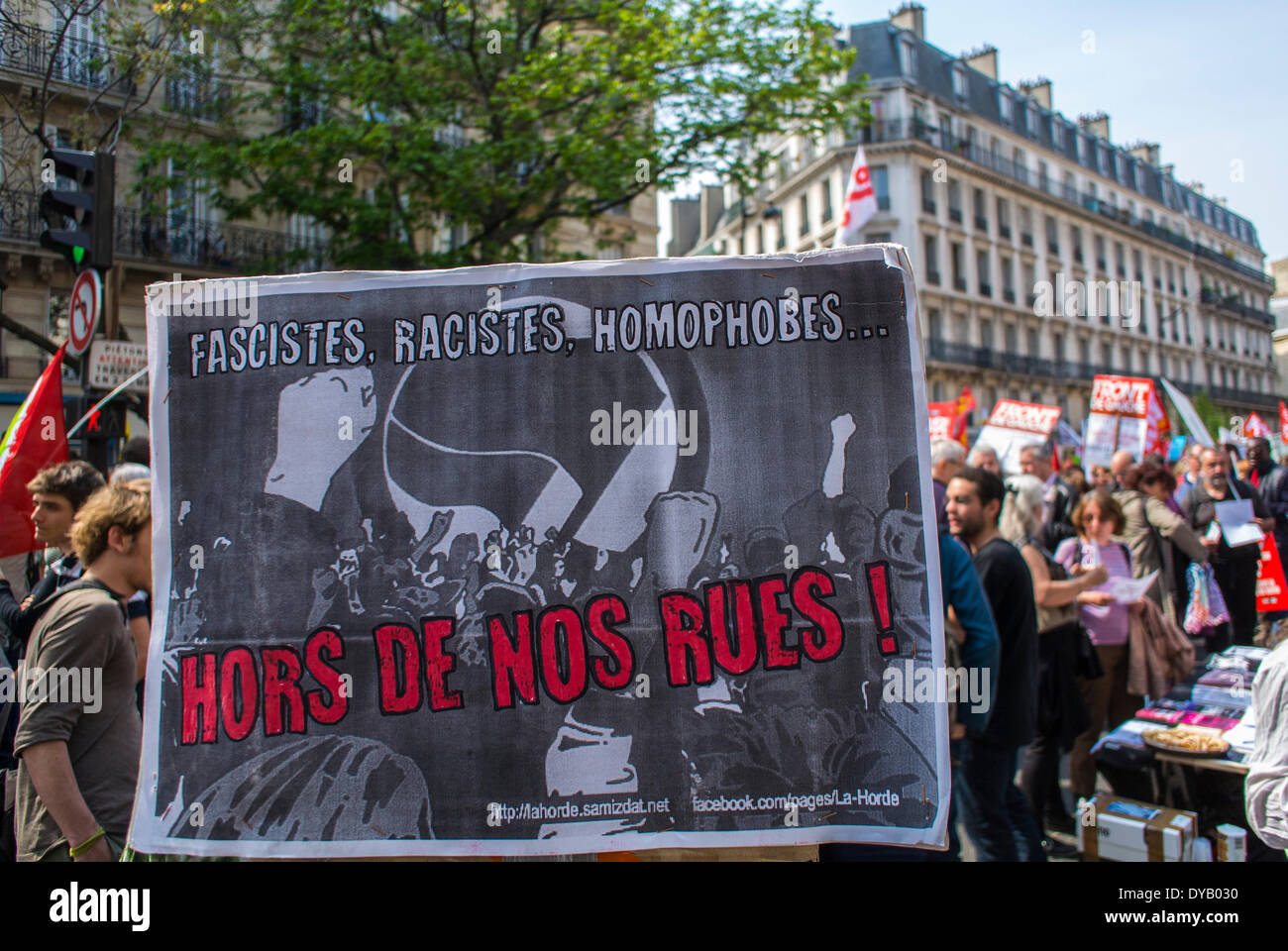 Parigi, Francia, francese manifesto di protesta politico di estrema sinistra dimostrazione contro l'austerità economica da parte del governo socialista, anti-omofobia, fascismo Poster, antifascista Foto Stock