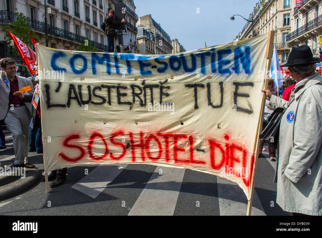 Parigi, Francia, sinistra politica francese dimostrazione contro l'austerità economica da parte del governo, Front de Gauche, lavoratori Hos-pital Marching con i manifestanti Banners, 'ho-tel-Dieu' Health Workers bilancio proteste Foto Stock