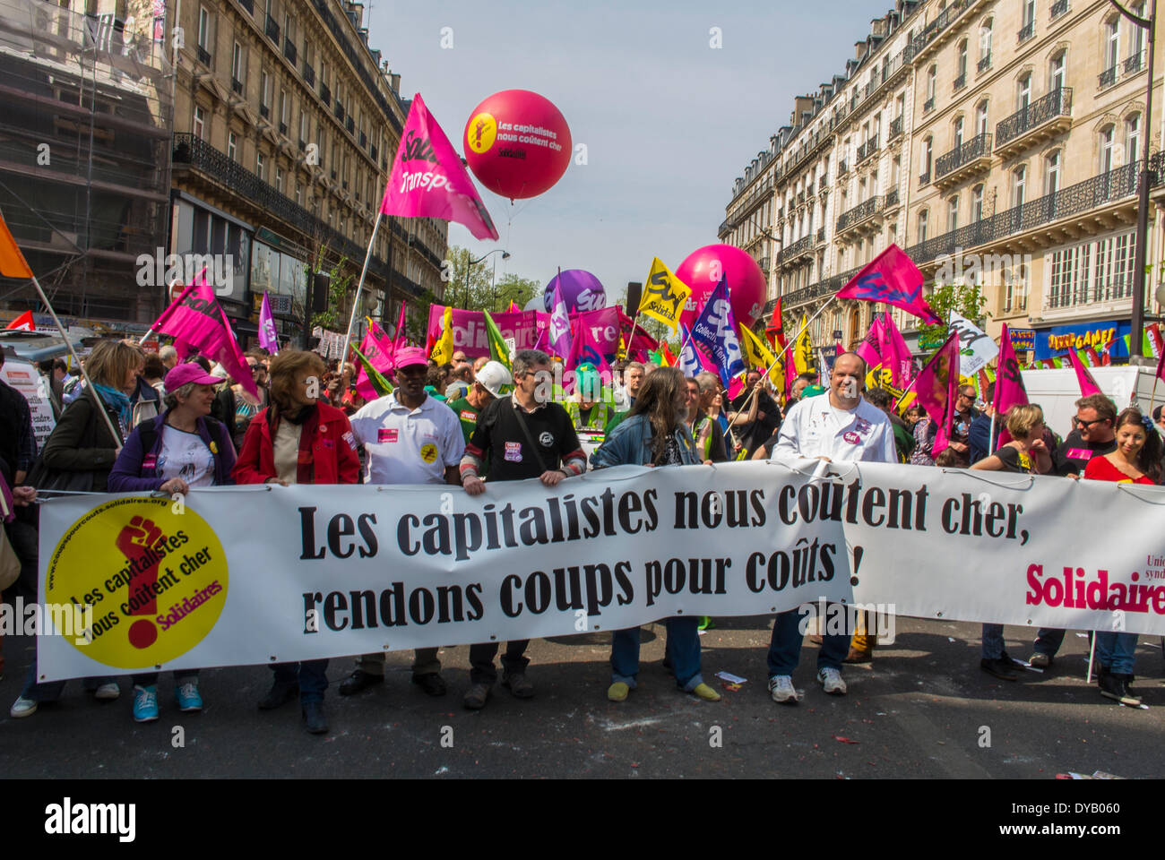 Parigi, Francia, sinistra politica francese dimostrazione contro l’austerità economica da parte del governo, sindacati francesi che marciano con Banner, segnali di protesta sociale sul lavoro Foto Stock