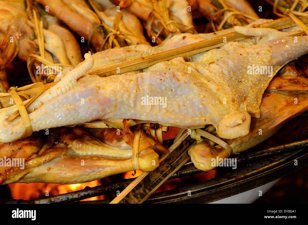 Bella pollo alla griglia su bianco dich al mercato Tailandese Foto Stock