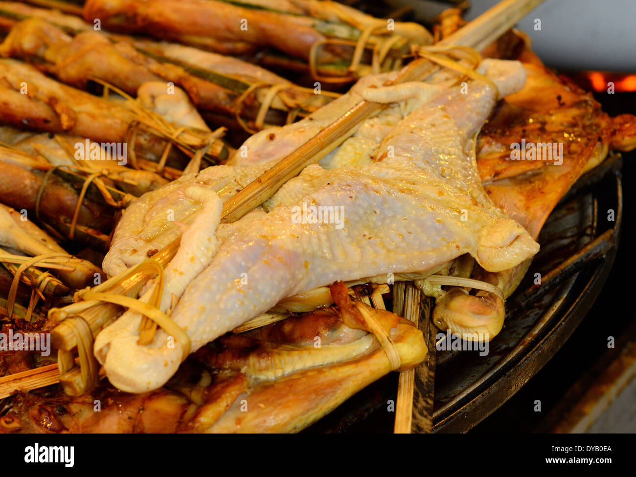 Bella pollo alla griglia su bianco dich al mercato Tailandese Foto Stock