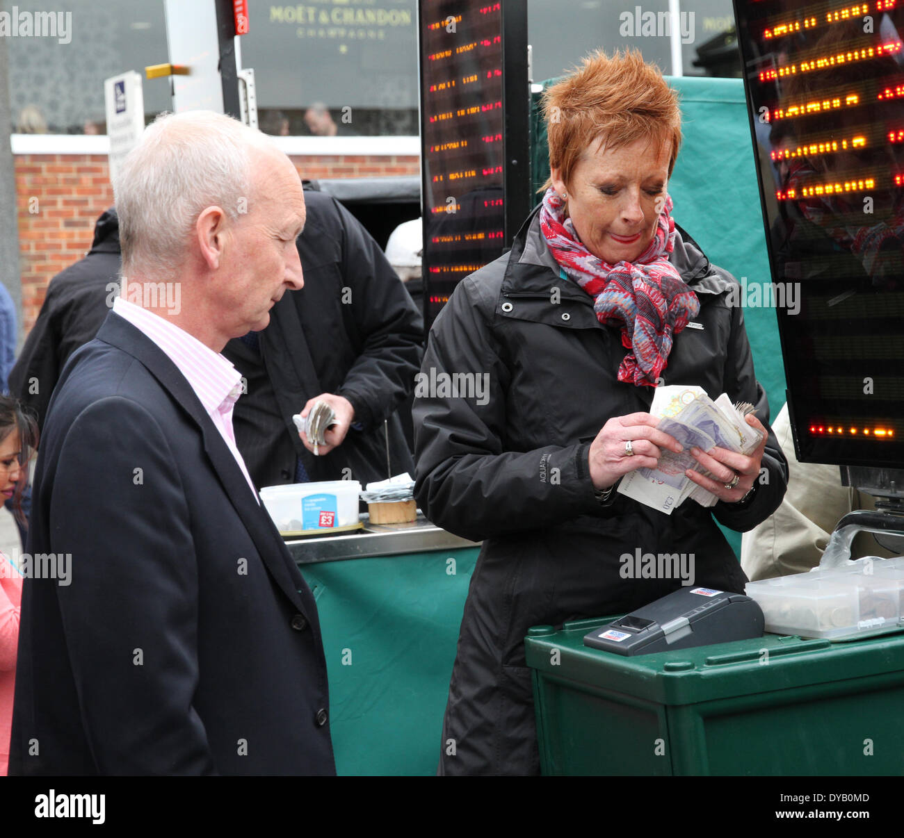 Newbury, Regno Unito. Xii Apr, 2014. Dubai Duty Free e nuova alle corse al giorno a Newbury Racecourse. Spettatori mettere le scommesse sul credito racing: Azione Plus sport/Alamy Live News Foto Stock