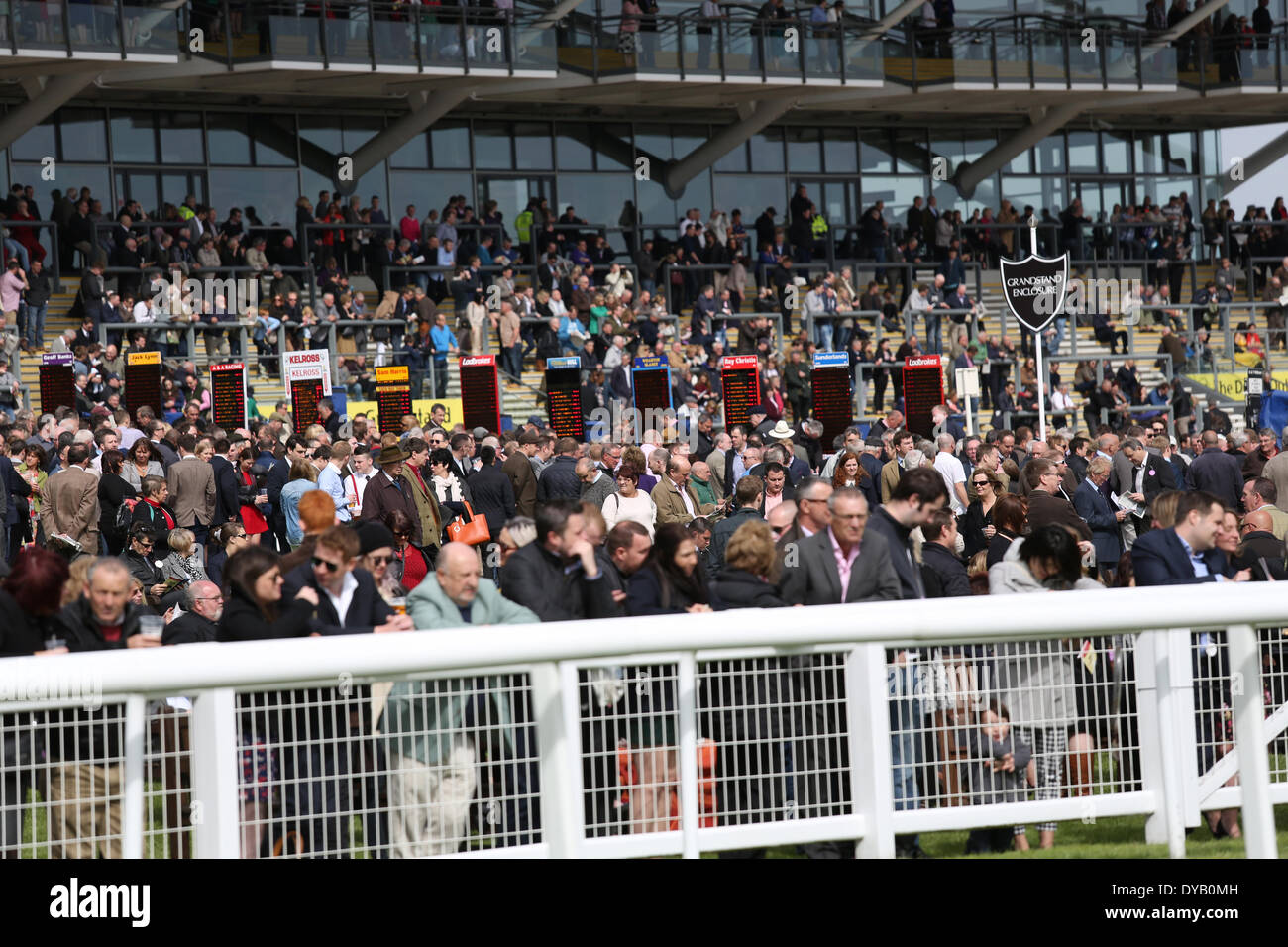 Newbury, Regno Unito. Xii Apr, 2014. La folla folla intorno alle tabelle di scommesse durante il Dubai Duty Free e nuova alle corse al giorno a Newbury Racecourse Credito: Azione Sport Plus/Alamy Live News Foto Stock