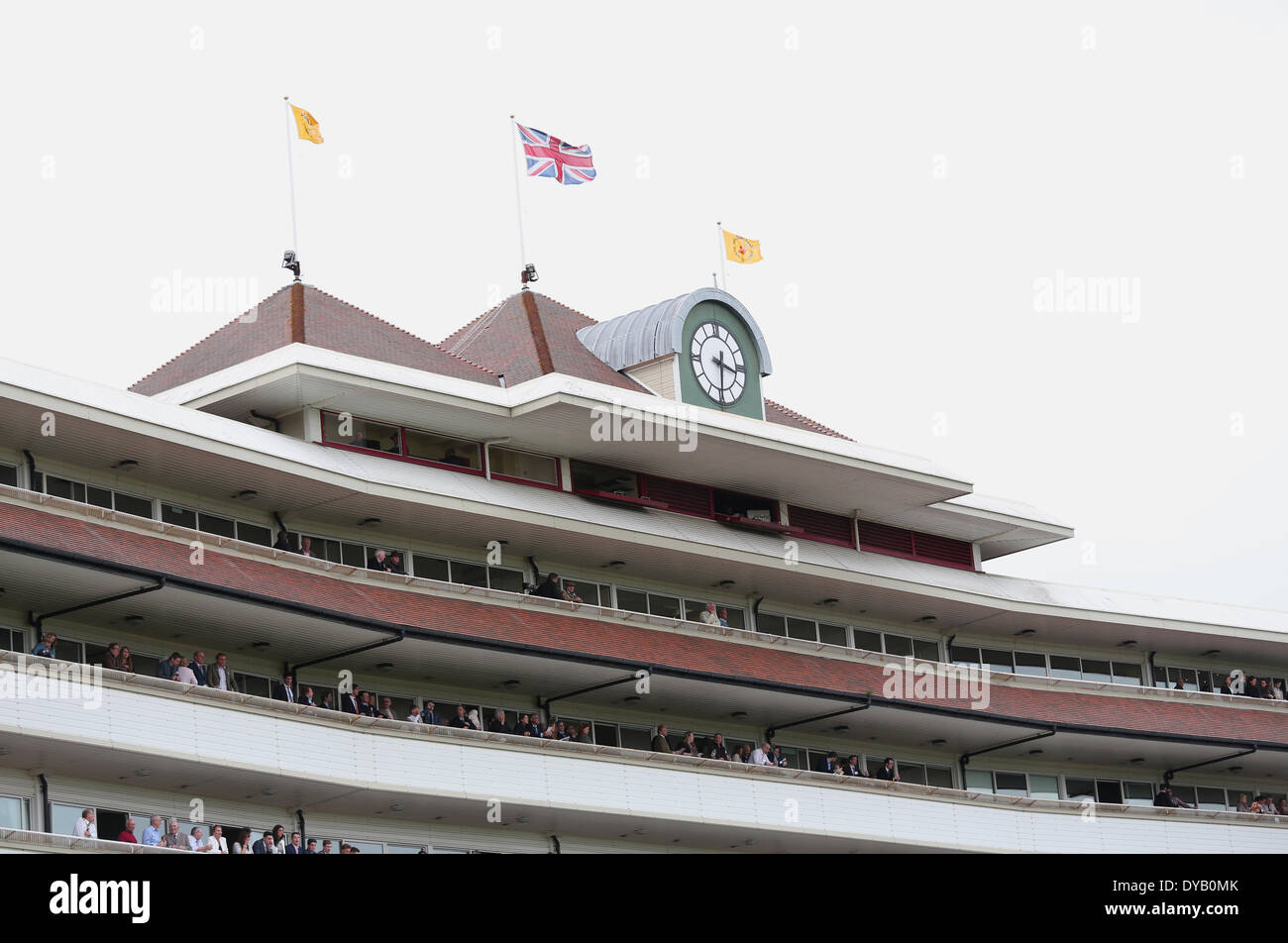 Newbury, Regno Unito. Xii Apr, 2014. Dubai Duty Free e nuova alle corse al giorno a Newbury Racecourse. In tribuna durante l'evento Credito: Azione Sport Plus/Alamy Live News Foto Stock