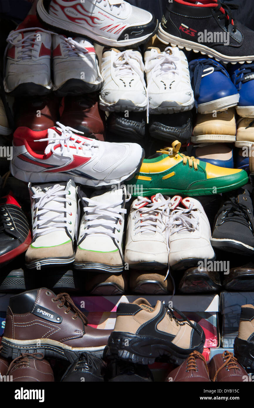 Scarpe a buon mercato per la vendita in un shoeshop in Ooty, Tamil Nadu, India Foto Stock