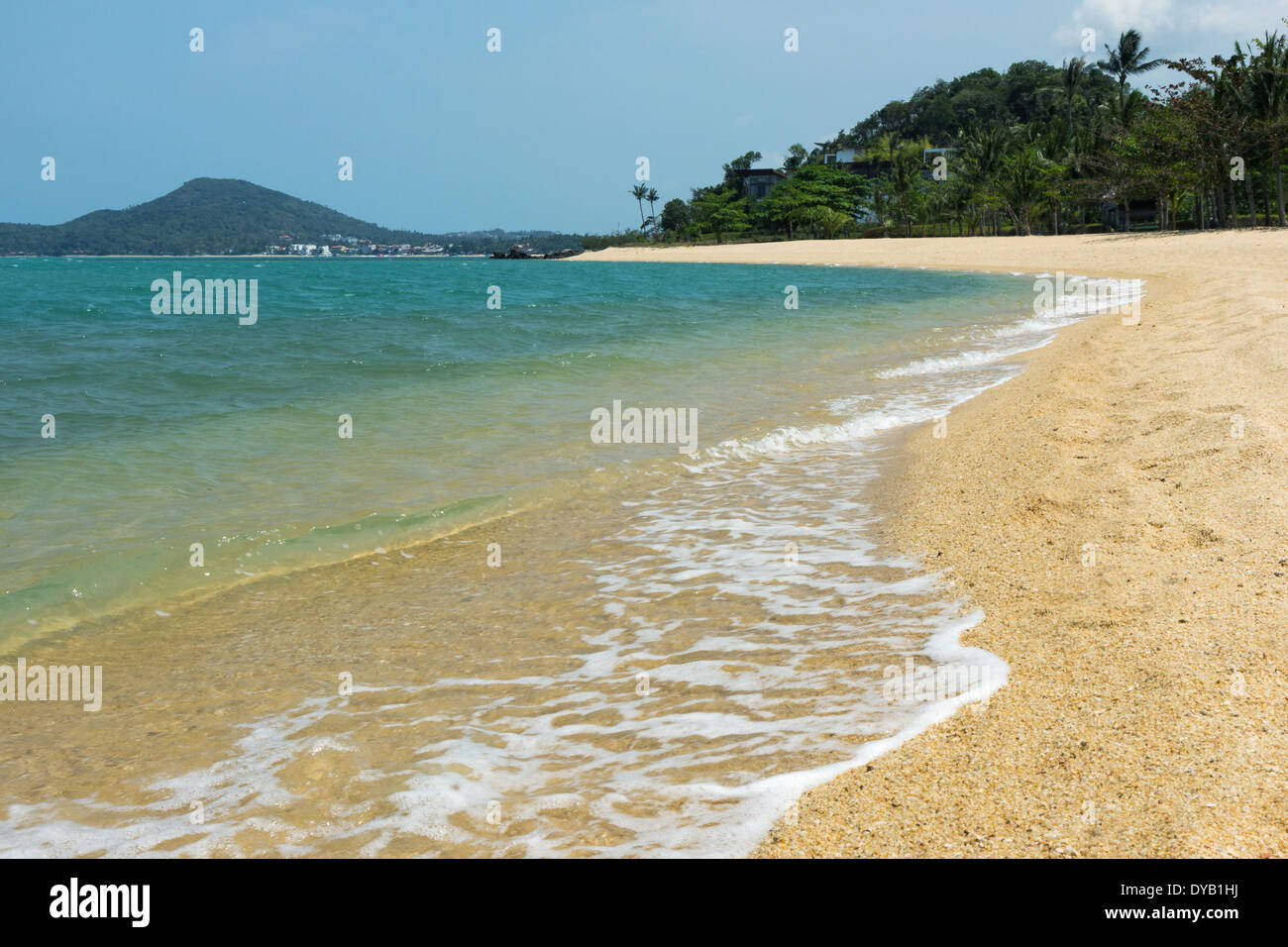 Piccole onde di colpire la disabitata Maenam Beach a Koh Samui, Thailandia Foto Stock