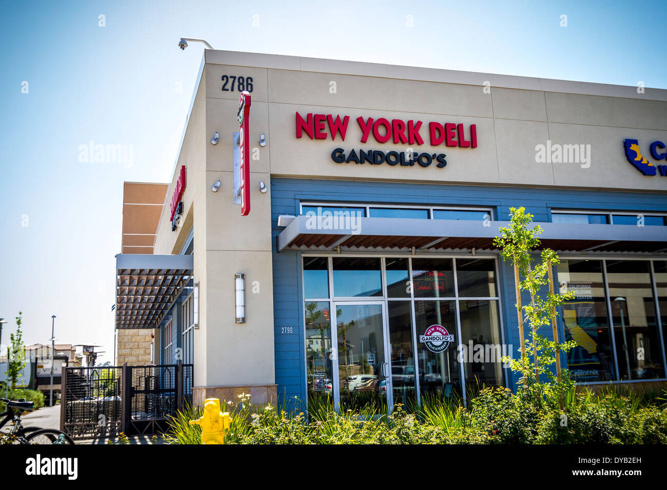 Un Gandolfo's New York Deli eatery all'aperto centro commerciale chiamato la raccolta in Oxnard in California Foto Stock