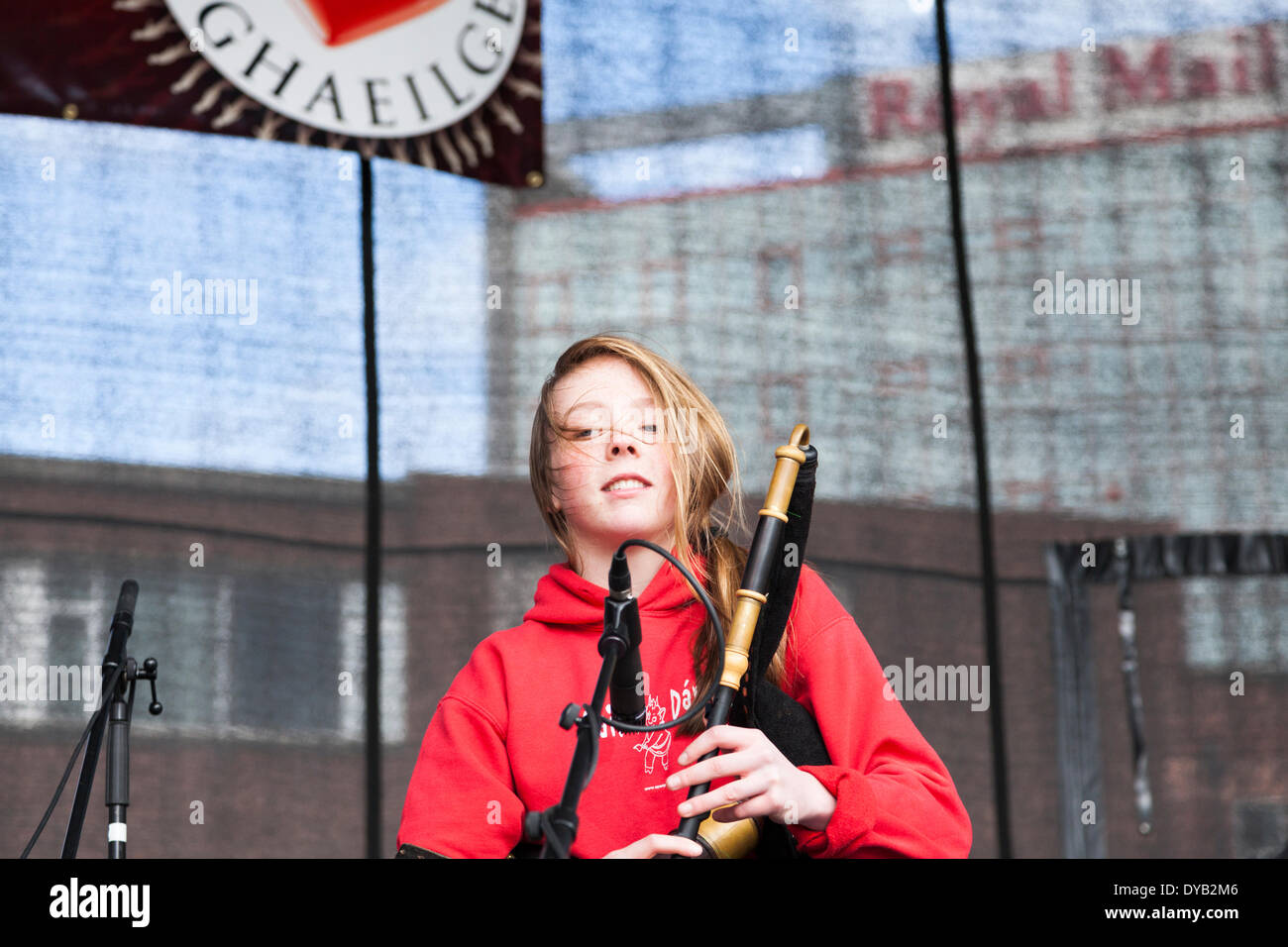 Belfast, Irlanda del Nord. Xii Apr, 2014. Signora giovane suona la cornamusa irlandese o uilleann pipes. Rally per la lingua irlandese, Belfast, Irlanda del Nord Credit: J Orr/Alamy Live News Foto Stock