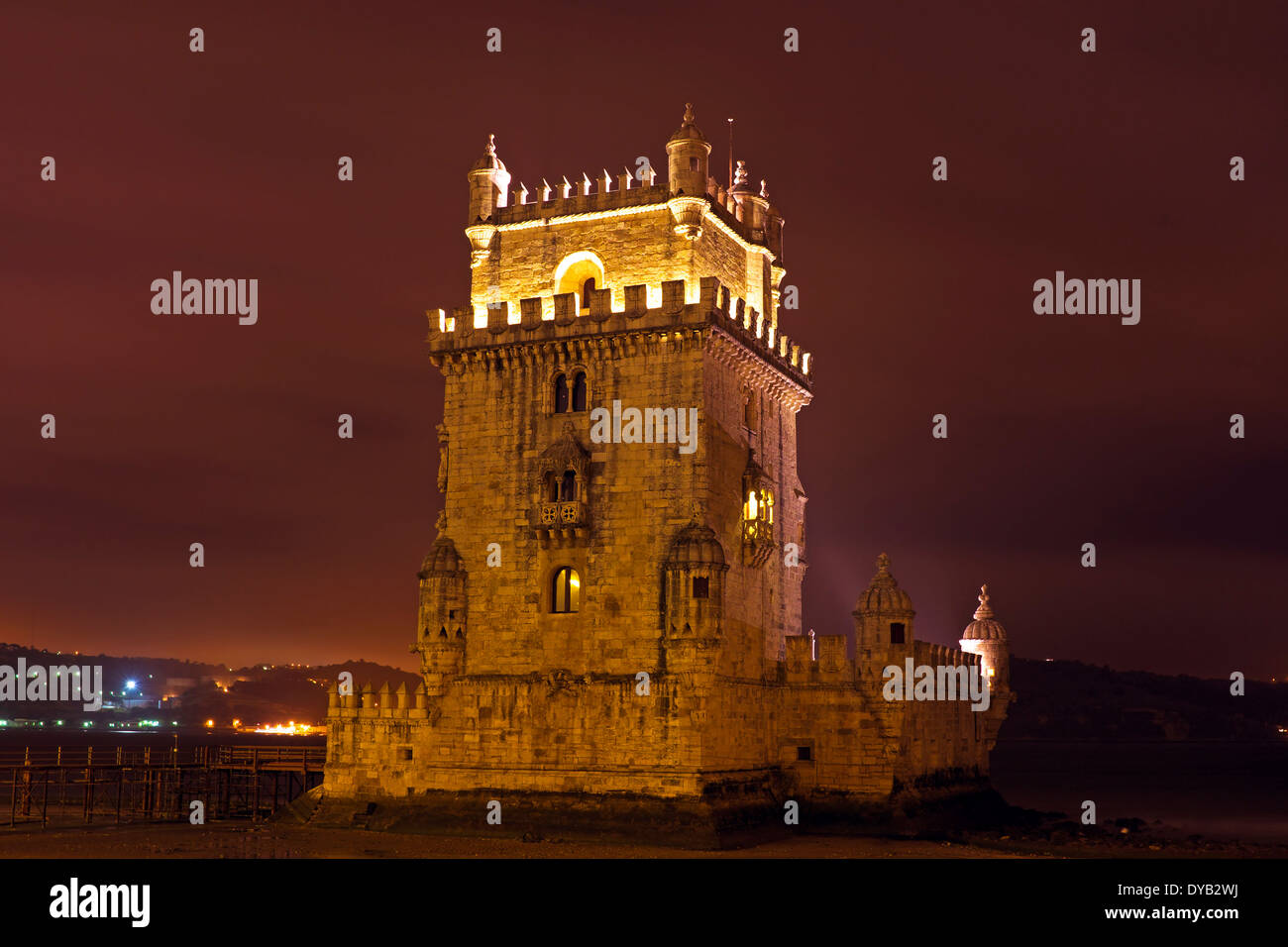 La Torre di Belem di notte a Lisbona Portogallo Foto Stock