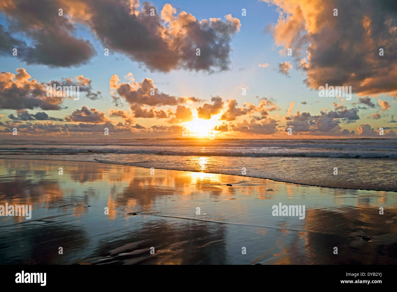 Golden Sunset sulla costa del mare del Nord nei Paesi Bassi Foto Stock