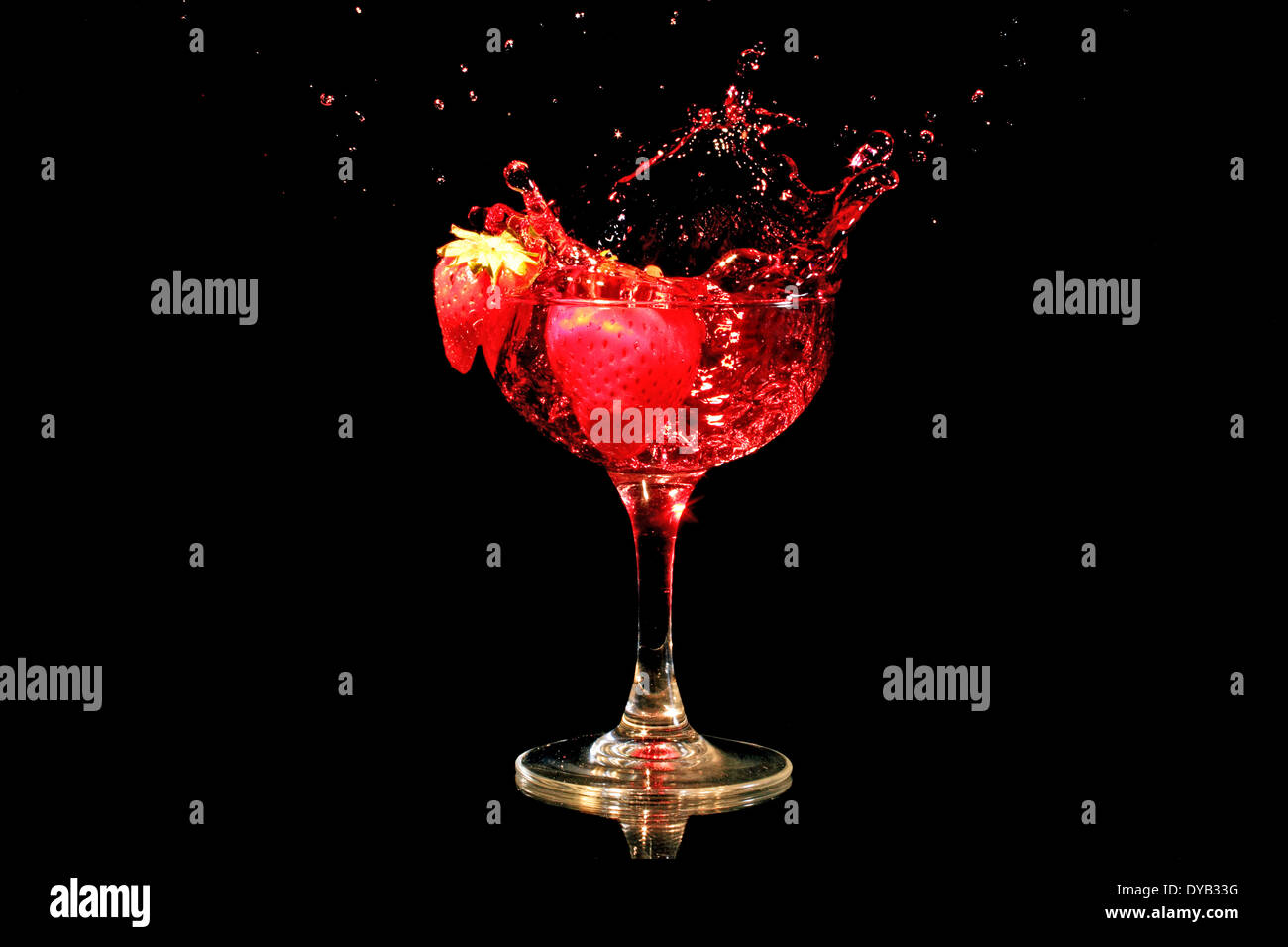 Vino rosso splash con fragole Foto Stock