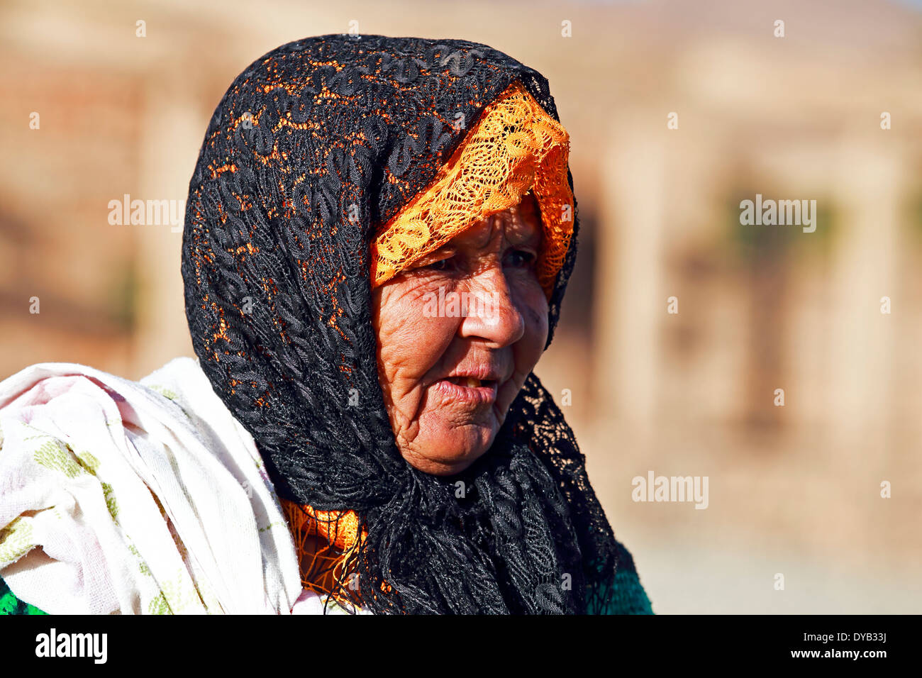 Deserto del Sahara, Marocco 19 Ottobre 2013: vecchia donna nomadi del Sahara in Marocco. Le tribù nomadi che vivono nel deserto Foto Stock
