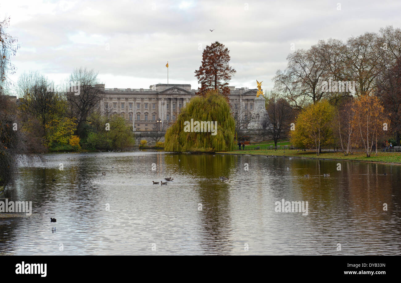 Vista su Buckingham Palace da St James Park a Londra, Regno Unito Foto Stock