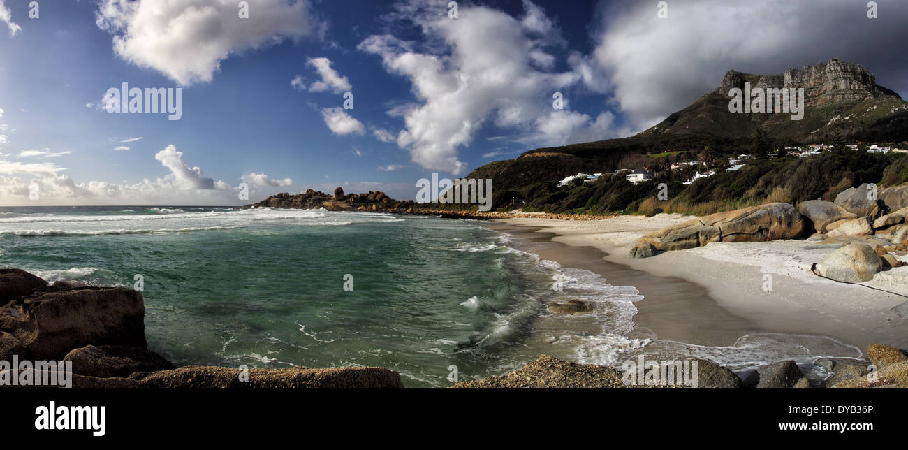 Vista panoramica della spiaggia di Llandudno, un sobborgo di Cape Town, Sud Africa. Foto Stock