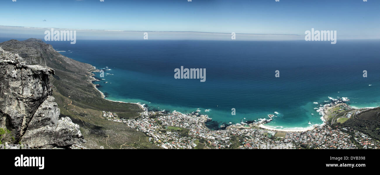 Vista panoramica di Camps Bay, un sobborgo di Cape Town, Sud Africa. Shot preso dalla cima della montagna della tavola. Foto Stock