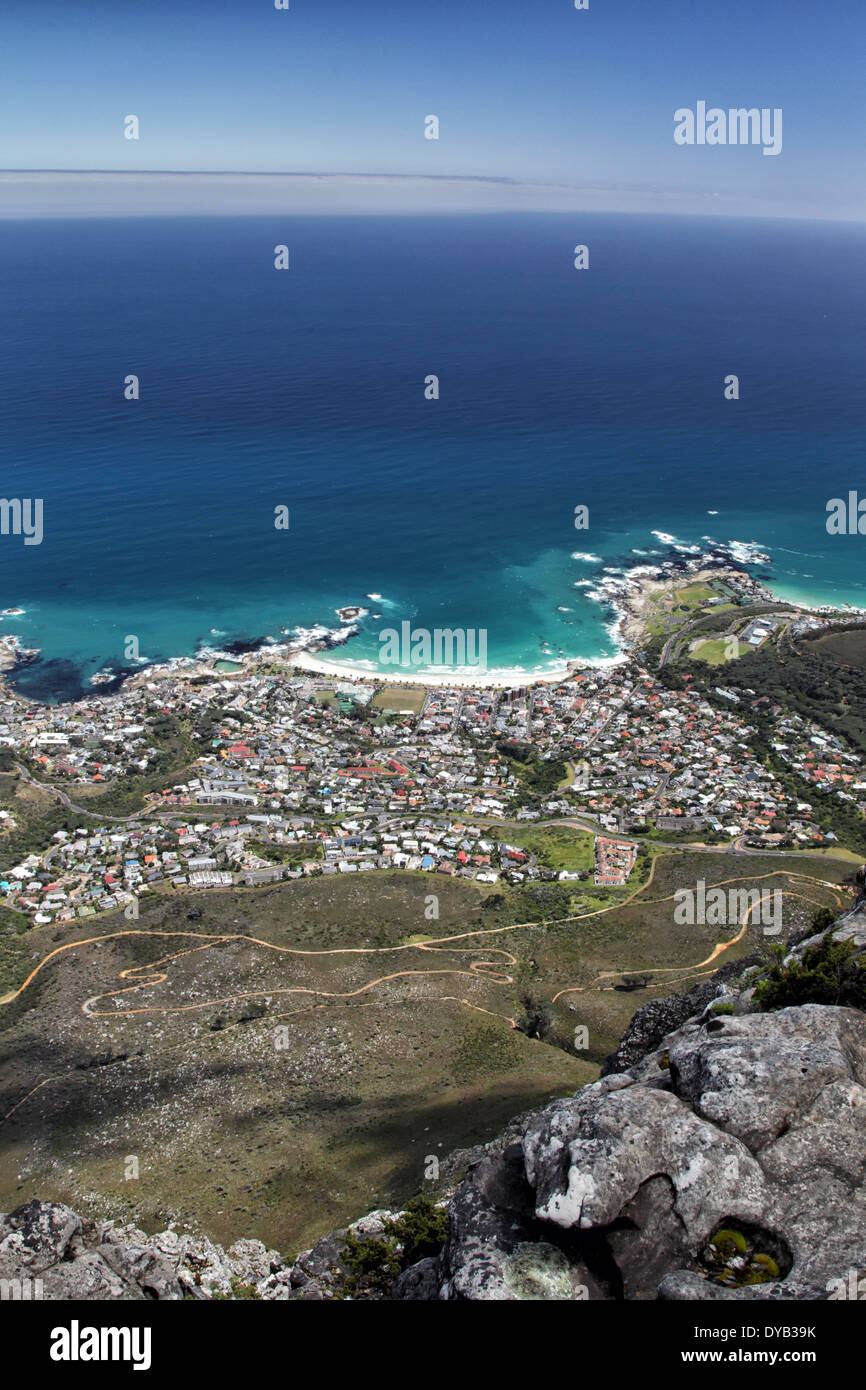 Vista di Camps Bay, un sobborgo di Cape Town, Sud Africa. Shot preso dalla cima della montagna della tavola. Foto Stock