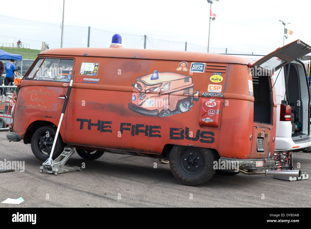 Jacked up VW camper van 'l'incendio Bus' Foto Stock