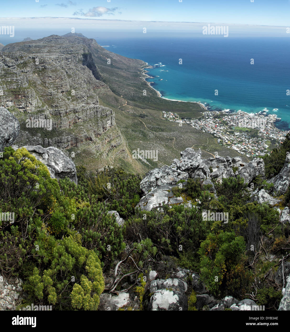 Vista dal monte Table sulla costa a sud di Città del Capo, Sud Africa. Foto Stock