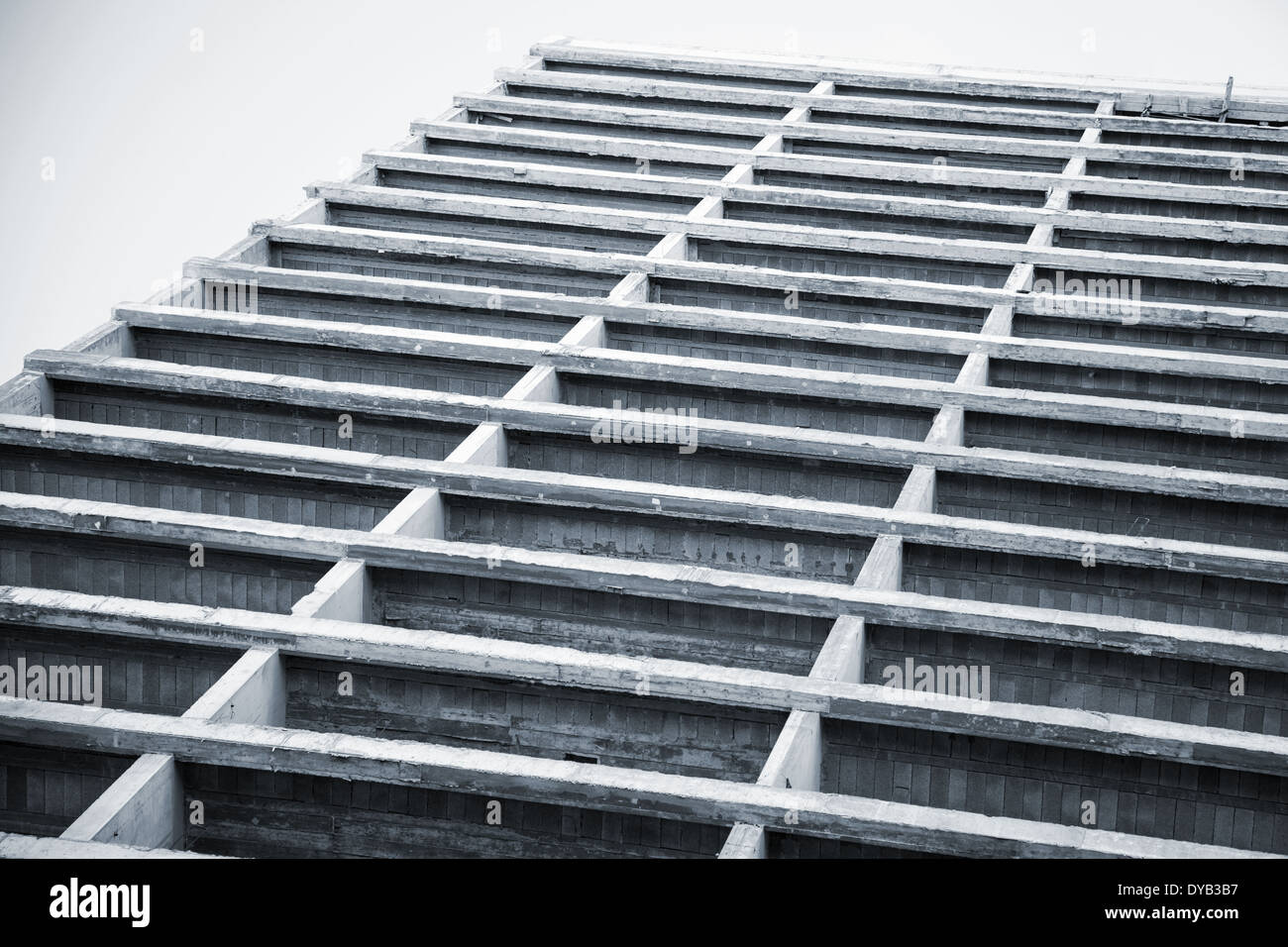 Abstract architettura moderna lo sfondo con un edificio di cemento in costruzione Foto Stock