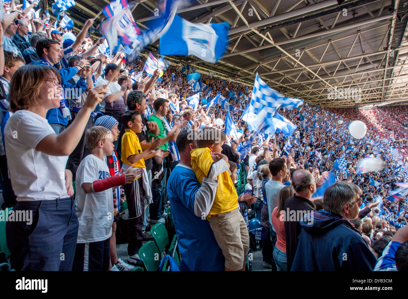 Brighton & Hove Albion fans presso la Divisione 1 play-off finale al Millennium Stadium di Cardiff, Galles nel 2004 Foto Stock