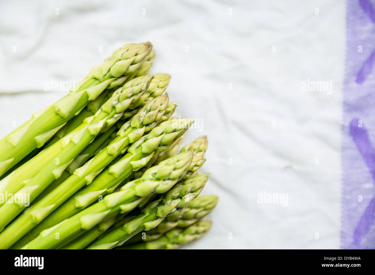 Gli asparagi fornite in bundle con un panno Foto Stock