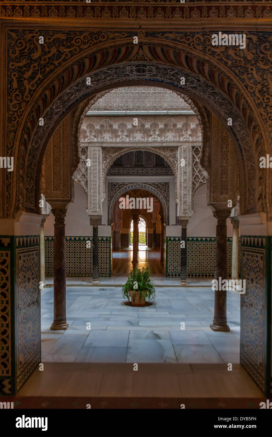 Attraverso un arco nel Patio de las Muñecas nel Palacio del Rey Don Pedro, El Real Alcázar, Sevilla, Spagna Foto Stock